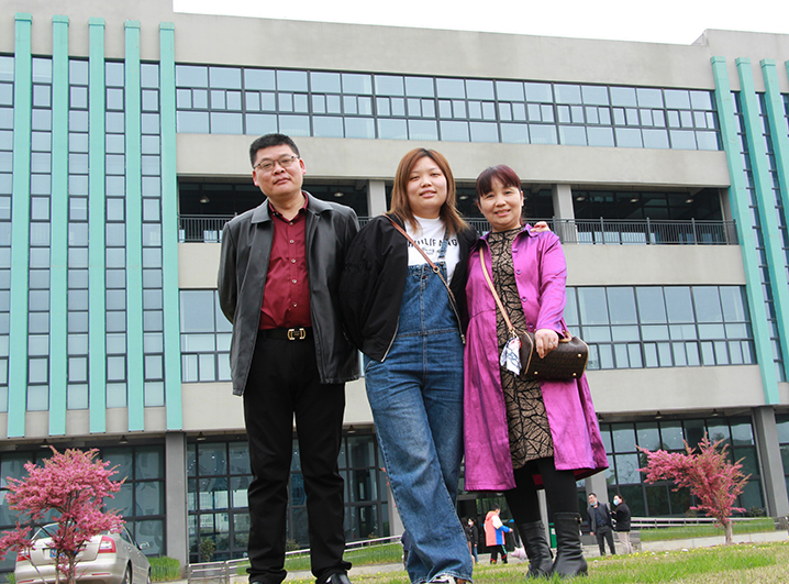 2022年企业开放日：“拥抱一棵树”主题活动_PP电子 -神经药物生产基地